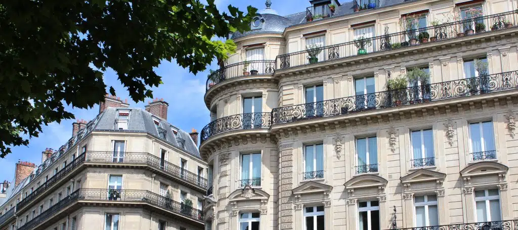 Immobilier : deux visions, deux stratégies Quand on parle d’investissement immobilier, deux grandes approches s’opposent — ou plutôt, se complètent. 👉 D’un côté, l’immobilier patrimonial, qui vise la valorisation à long terme, la solidité du bien et son emplacement. 👉 De l’autre, l’immobilier rentable, axé sur le cashflow immédiat, les revenus mensuels et l’optimisation fiscale. Faut-il nécessairement trancher entre ces deux mondes ? Pas forcément. Mais comprendre les différences vous permettra de mieux orienter vos choix — surtout dans un marché immobilier qui se complexifie. Immobilier patrimonial : miser sur la valeur dans le temps L’immobilier patrimonial repose sur une stratégie de conservation et de valorisation à long terme. Il s’agit souvent de biens situés : Dans des emplacements premium (centres-villes, quartiers haussmanniens, zones très tendues) Offrant une forte demande à la revente Avec une valeur perçue forte (immeubles de caractère, qualité architecturale, rareté) Objectif : Créer un patrimoine solide, sécurisé contre l’inflation et transmissible. Avantages : Moins de vacance locative Revente facilitée à long terme Capitalisation automatique grâce à la hausse des prix Inconvénients : Rendements locatifs souvent faibles (2 à 4 %) Fiscalité parfois lourde (location nue, peu de dispositifs) Rentabilité nette souvent en dessous du potentiel d’autres stratégies Immobilier rentable : l’art de faire travailler son argent À l’inverse, l’immobilier dit « rentable » cherche un cashflow positif. L’objectif est simple : que le bien rapporte chaque mois, une fois toutes les charges payées. Cela passe souvent par des stratégies comme : La location meublée au régime LMNP réel La colocation La moyenne durée (location à des entreprises ou à l’État) Les villes secondaires avec un fort rapport prix/loyer Objectif : Obtenir un rendement net supérieur à 6 %, voire plus, tout en minimisant les impôts. Avantages : Revenus immédiats et réguliers Fiscalité optimisée (amortissement, charges déductibles) Possibilité de réinvestir rapidement (effet boule de neige) Inconvénients : Biens souvent plus éloignés géographiquement Gestion plus complexe (multiples locataires, turnover, réglementation) Revente parfois moins facile ou moins valorisée Faut-il vraiment choisir entre les deux ? Pas forcément. En réalité, les deux approches peuvent coexister intelligemment dans un portefeuille immobilier. Exemple de combinaison gagnante : Un bien patrimonial en cœur de ville pour stabiliser votre patrimoine, avec une valorisation certaine dans le temps Plusieurs biens « rentables » (colocations, moyenne durée, bail entreprise) pour générer du revenu passif régulier et alimenter votre capacité d’épargne L’immobilier rentable alimente l’immobilier patrimonial, et inversement. C’est l’approche préférée des investisseurs expérimentés. Et si un bien pouvait être les deux à la fois ? Certains biens, bien choisis, permettent de concilier rentabilité et valorisation. C’est notamment le cas : Des studios ou T2 dans des zones dynamiques, proches des transports, des pôles universitaires ou hospitaliers Des appartements bien rénovés et bien meublés dans des villes moyennes attractives Des biens loués à des administrations, des entreprises ou en bail mobilité, qui combinent stabilité et rentabilité Chez Kyros, c’est justement notre spécialité : identifier et exploiter des biens qui offrent le meilleur des deux mondes. Conclusion : pensez en stratégie, pas en opposition Vous n’avez pas à choisir entre rentabilité et patrimoine. Vous devez penser en stratégie globale, en fonction de vos objectifs : Vous débutez et avez besoin de revenus immédiats ? Misez sur la rentabilité locative. Vous êtes déjà propriétaire et souhaitez consolider ? Tournez-vous vers des biens patrimoniaux solides. Vous voulez le meilleur des deux ? Optez pour des modèles hybrides (colocation haut de gamme, location à l’État, bail entreprise…). Immobilier patrimonial ou immobilier rentable : faut-il choisir ?