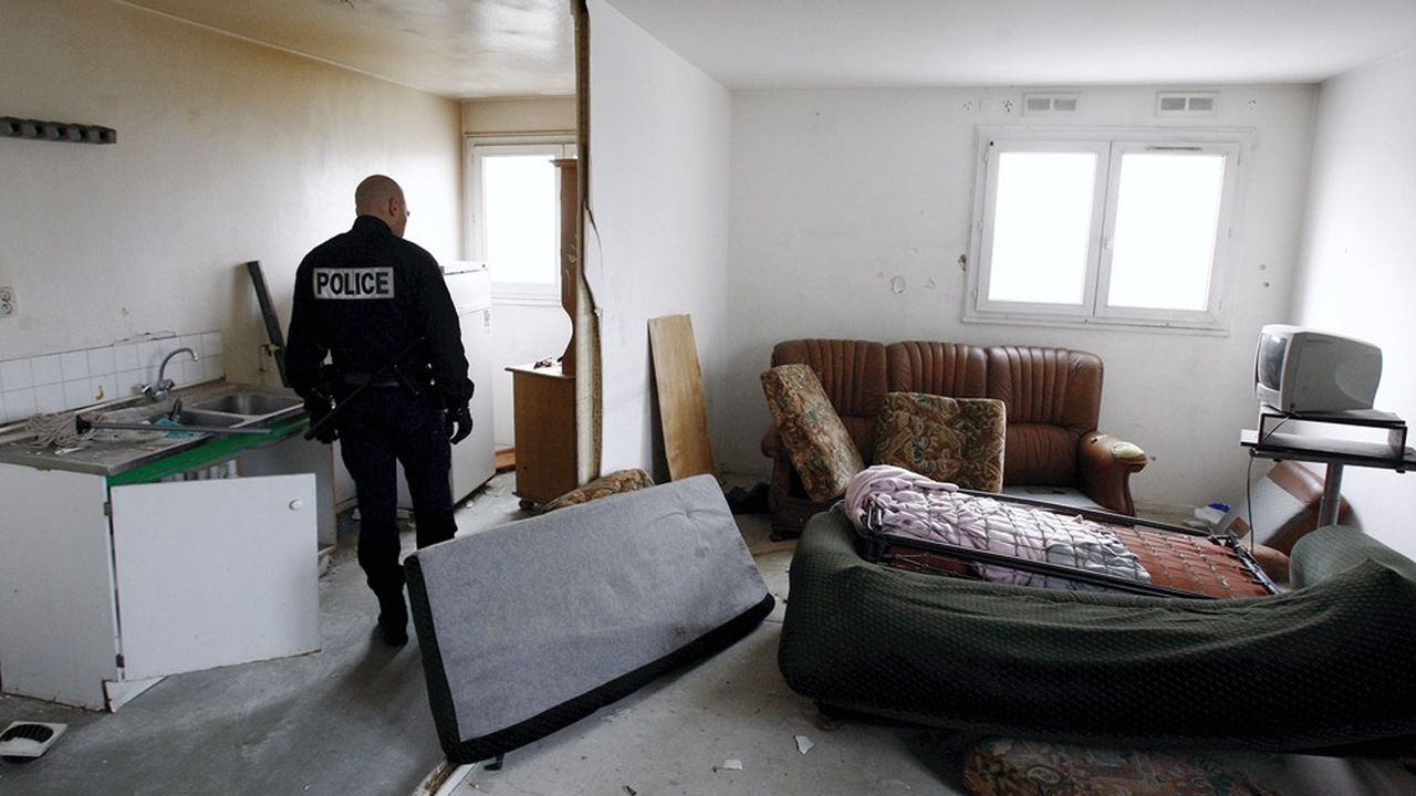 policiers de la CSI, compagnie de securisation et d'intervention, lors de leur mission quotidienne, policiers inspectant un appartement vide, squatte habituellement par des trafiquants de drogue de la cite Mazarik au 6eme etage