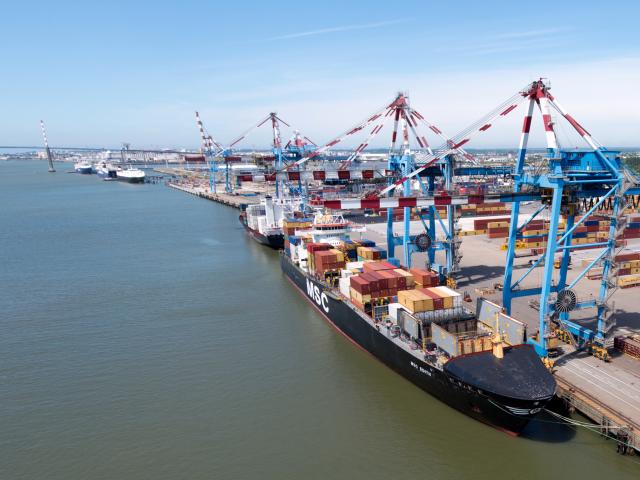 Port-aerien-conteneurs-Franck-Badaire-640x480